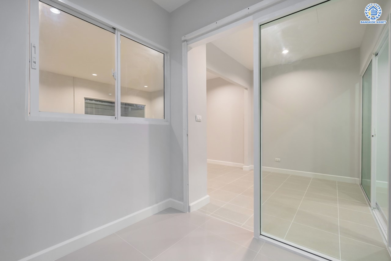 บ้านมือสองตกแต่งใหม่ ม.พาทิโอ แจ้งวัฒนะ-เมืองทอง ใจกลางเมืองทองธานี พร้อมสิ่งอำนวยความสะดวกครบครัน ใกล้ทะเลสาบเมืองทอง หลังใหญ่ 3 ชั้น บนเนื้อที่ 22 ตร.ว. ฟังก์ชัน พร้อม 3 ห้องนอน 3 ห้องน้ำ บนทำเลเชื่อมต่อ ถ.ติวานนท์, ถ.แจ้งวัฒนะ ใกล้ทางด่วน "เมืองทอง"...